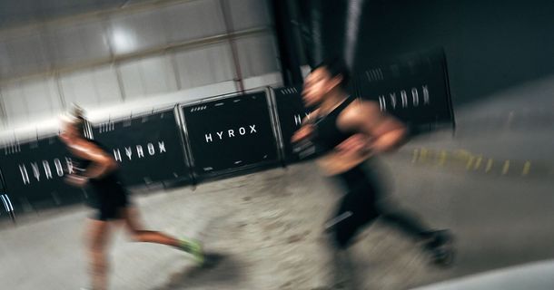 Läufer beim HYROX-Wettkampf