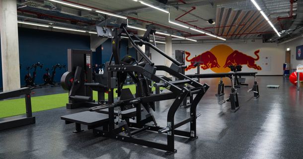 Trainingsgerät von Life Fitness, im Hintergrund das Red Bull Logo an der Wand 