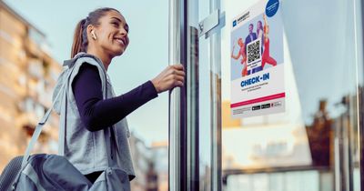 Frau geht in ein Fitnessstudio