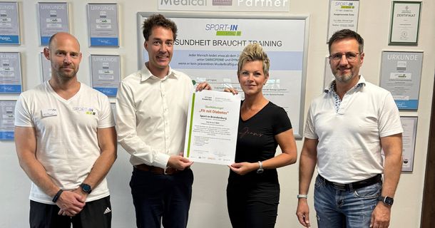 Trainer Marco Kroeter (SPORT-IN), Prof. Dr. Christian Brinkmann (IST-Hochschule), Brit und Mario Schneider (Geschäftsleitung SPORT-IN)