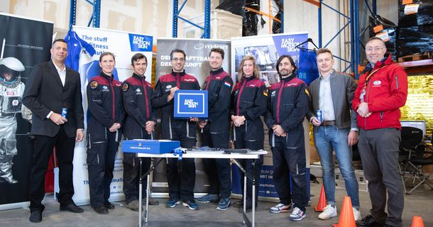 Gruppenbild der Astronauten mit Werbung für EasyMotionSkin