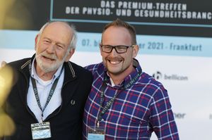 Joachim und Steffen Höber vor der Pressewand