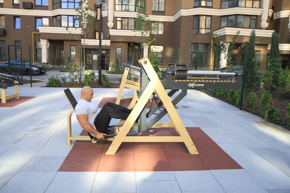 Mann trainiert an Outdoorgerät von DHZ Fitness