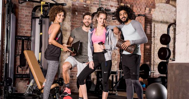 Junge Sportler lachen im Gym