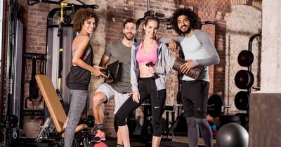Junge Sportler lachen im Gym