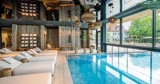 Der Pool- und Spa-Bereich im DAS MÜHLBACH thermal retreat & wellness resort