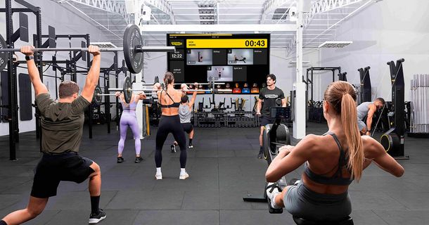 Sportler beim Technogym-Training im Kursraum