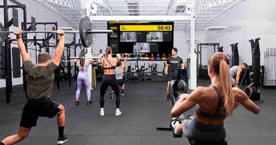 Sportler beim Technogym-Training im Kursraum