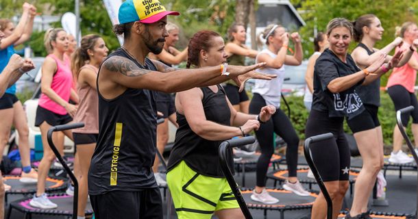 Trainierende nehmen an einem Trampolin-Kurs beim IFAA Festival teil