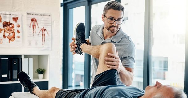 Physiotherapeut behandelt seinen Patienten mit manuellen Techniken