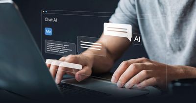 Person tippt etwas in einen Computer ein