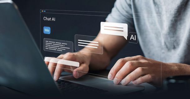 Person tippt etwas in einen Computer ein