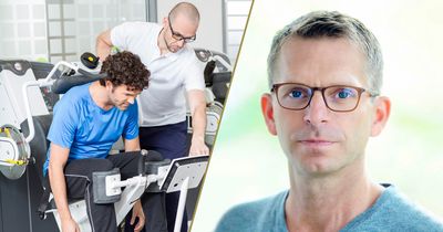 Anwendung der FPZRückenTherapie und Dipl.-Sportlehrer Martin Eberhardt