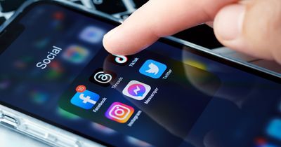 Smartphone-Screen mit verschiedenen Social Media Apps