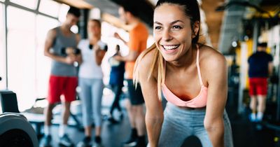 Fraiu stützt sich mit Händen auf ihren Knien ab im Gym