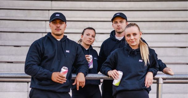 Startup-Gründer von JUUZ mit dem neuen Fitnessgetränk in der Hand