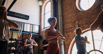 Mehrere Frauen beim Yoga im Kursraum 