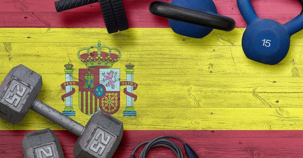 Fitnessgeräte auf spanischer Nationalfahne