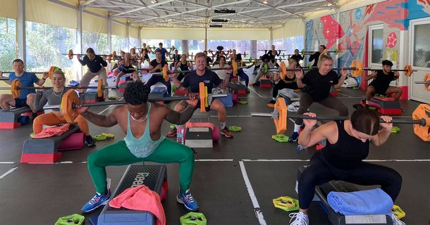Trainingseinheit bei IFAA-Zertifizierung zu internationalen Fitnesstrainern