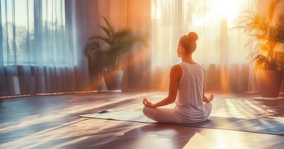 Frau macht Yoga auf Yogamatte in weichem Licht