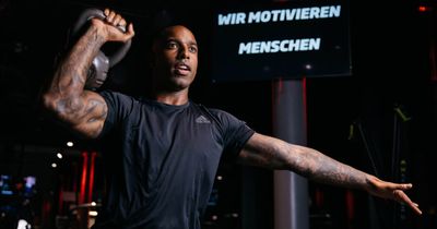 Junger Mann beim Kettlebell-Training im Fitnessstudio