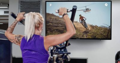 Fitnessstudiomitglied vor einem Bildschirm