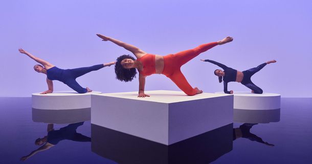 Drei Frauen machen Pilates