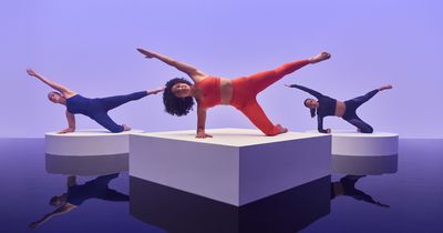 Drei Frauen machen Pilates