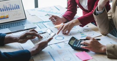 Verschiedene Personen beim Berechnen des Unternehmenswerts