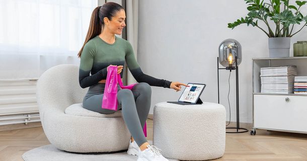 Frau trainiert mit der browserbasierten App companion shoulder, um ihre Schulterschmerzen zu lindern