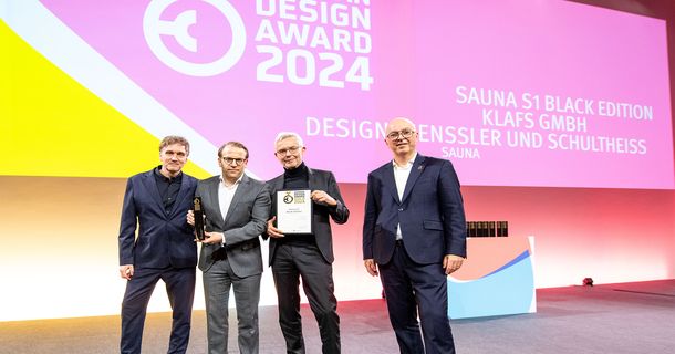 KLAFS hat beim German Design Award die GOLD-Auszeichnung in der Kategorie „Bath and Wellness" für die S1 SAUNA mit der nachhaltigen Isolierglasfrontlösung EcoSmart erhalten. 