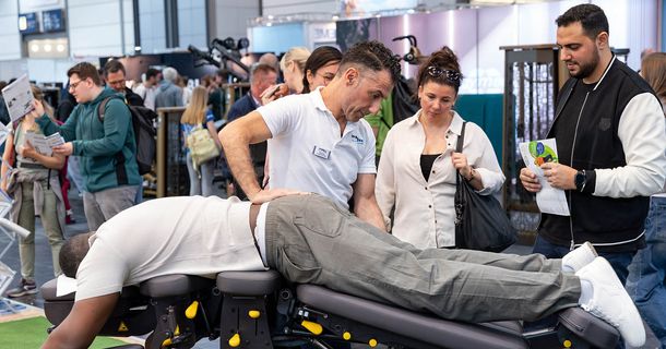 Therapeut behandelt einen Patienten auf der therapie Leipzig 2025