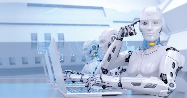 Drei Roboter die vor einem Laptop sitzen