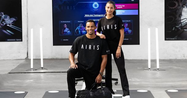 Junger Mann und junge Frau auf der AIRIS im AIRIS T-Shirt