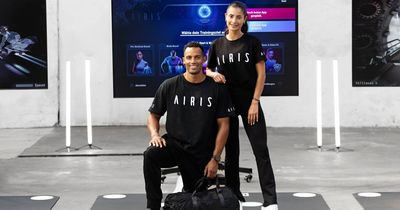 Junger Mann und junge Frau auf der AIRIS im AIRIS T-Shirt