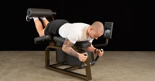 Mann testet ein Gerät der Serie milon pump