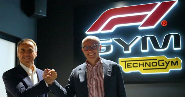 Stefano Domenicali, der Präsident & CEO der Formel 1 und Nerio Alessandri, Gründer und CEO Technogym, besiegeln ihre Partnerschaft