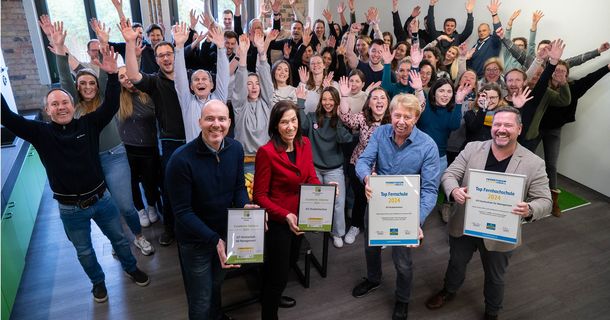 Gruppenbild der IST-Mitarbeiter, die sich über die Auszeichnungen freuen