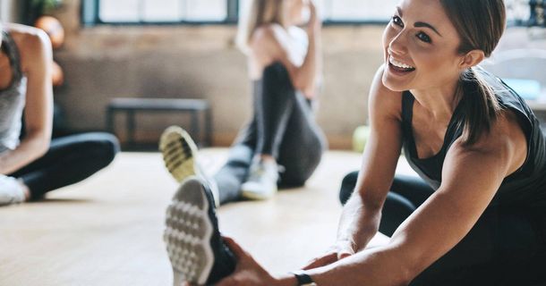 Junge Frau lachend beim Stretching