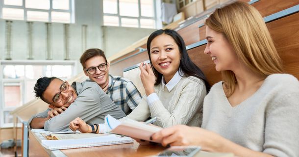 Studierende im Hörsaal einer Universität