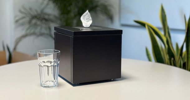 Kubik Wet Wipes Spender von Optimum 11 auf einem Tisch