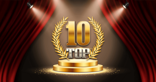 Die Zahl 10 in Gold steht auf einem Podest.