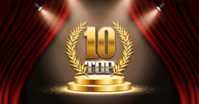 Die Zahl 10 in Gold steht auf einem Podest.