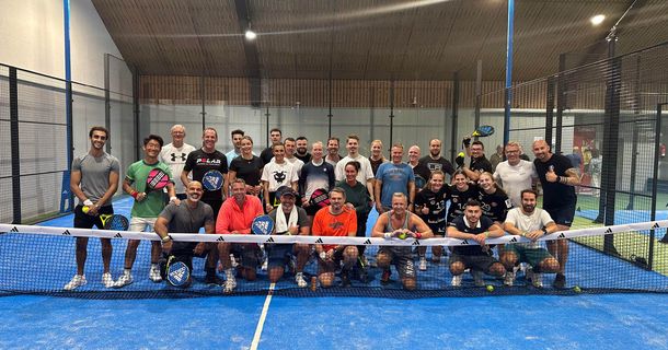 Gruppenbild von den Teilnehmern beim 1. Padel-Turnier in der Sportmühle Hilden 