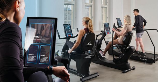Trainierende im Fitnessstudio, die mit den neuen SmartTouch Cardio-Geräten trainieren