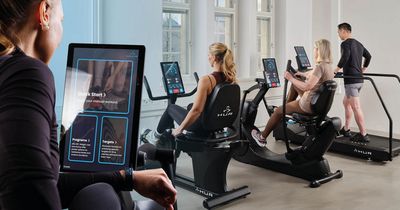 Trainierende im Fitnessstudio, die mit den neuen SmartTouch Cardio-Geräten trainieren