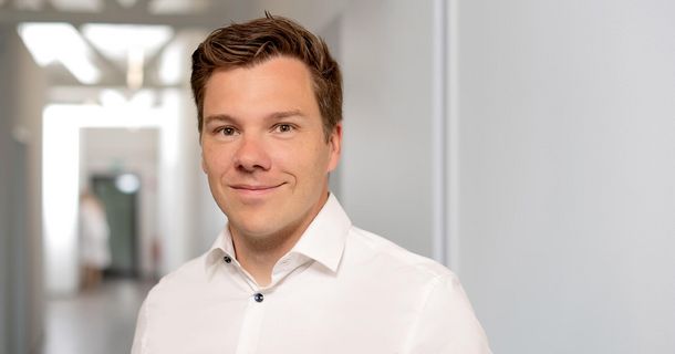 Prof. Dr. Martin Lange, Studiengangsleiter des Studiengangs „MBA Health Care Management" und Experte für Betriebliches Gesundheitsmanagement an der Düsseldorfer IST-Hochschule für Management, führt durch das Webinar.