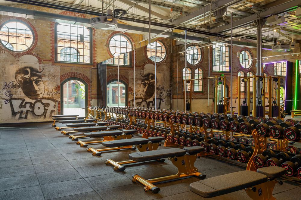 Der Freihantel-Bereich im JOHN REED in Berlin-Friedrichshain
