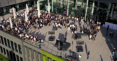 Blick von oben auf die Teilnehmer der MEET THE TOP Fitness auf der Terrasse