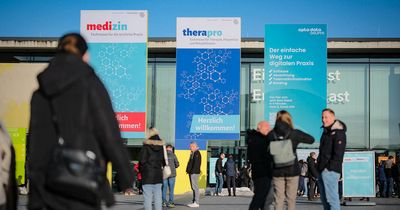 Besucher des Messeduos therapro und medizin vor den Messehallen